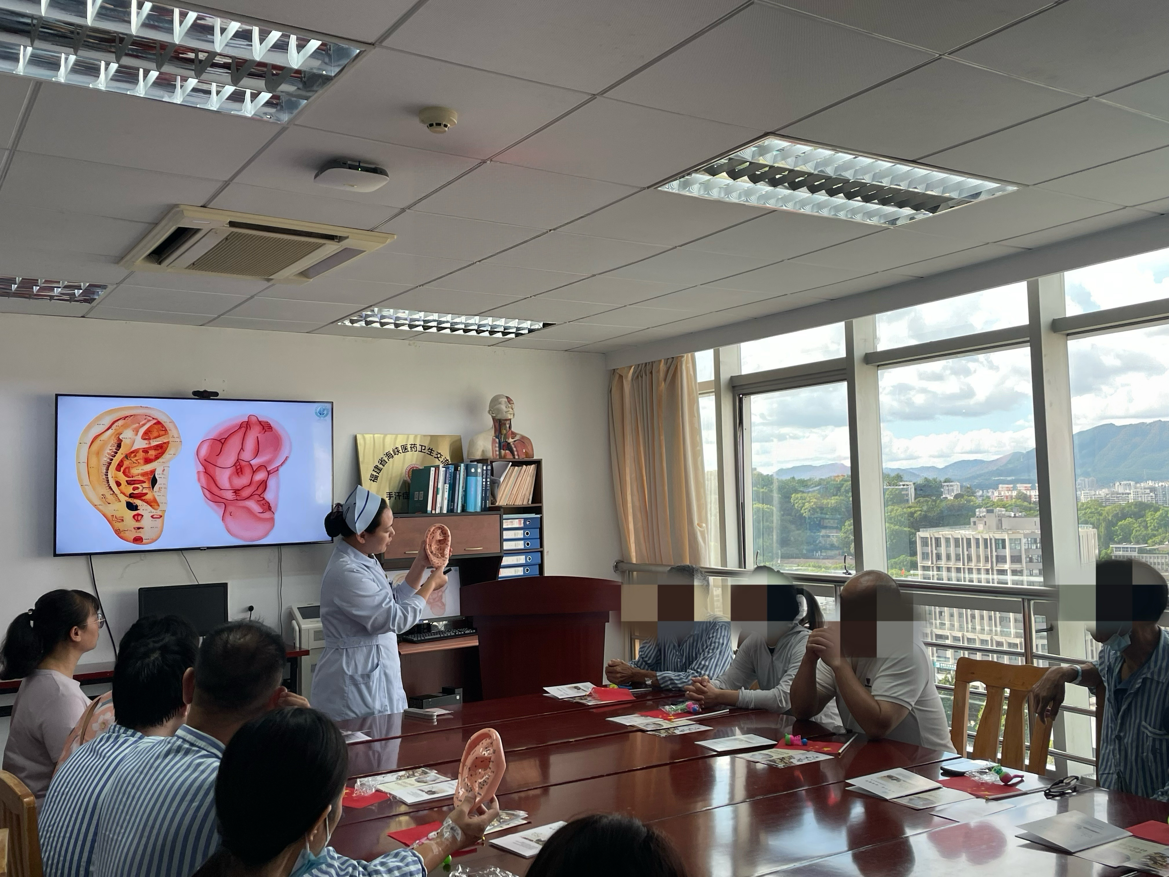 我院中西医携手开展“月华共此时，中西携手护健康”主题关怀活动