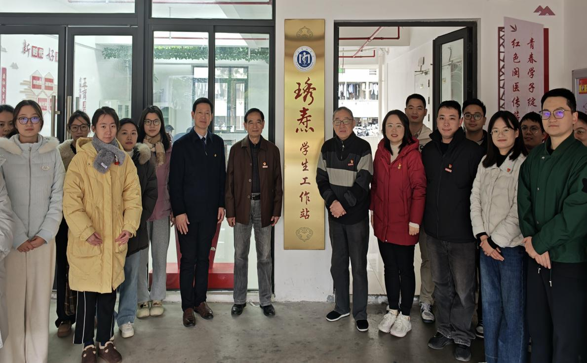 白鸽木兰薪火传，“五老”同上思政课