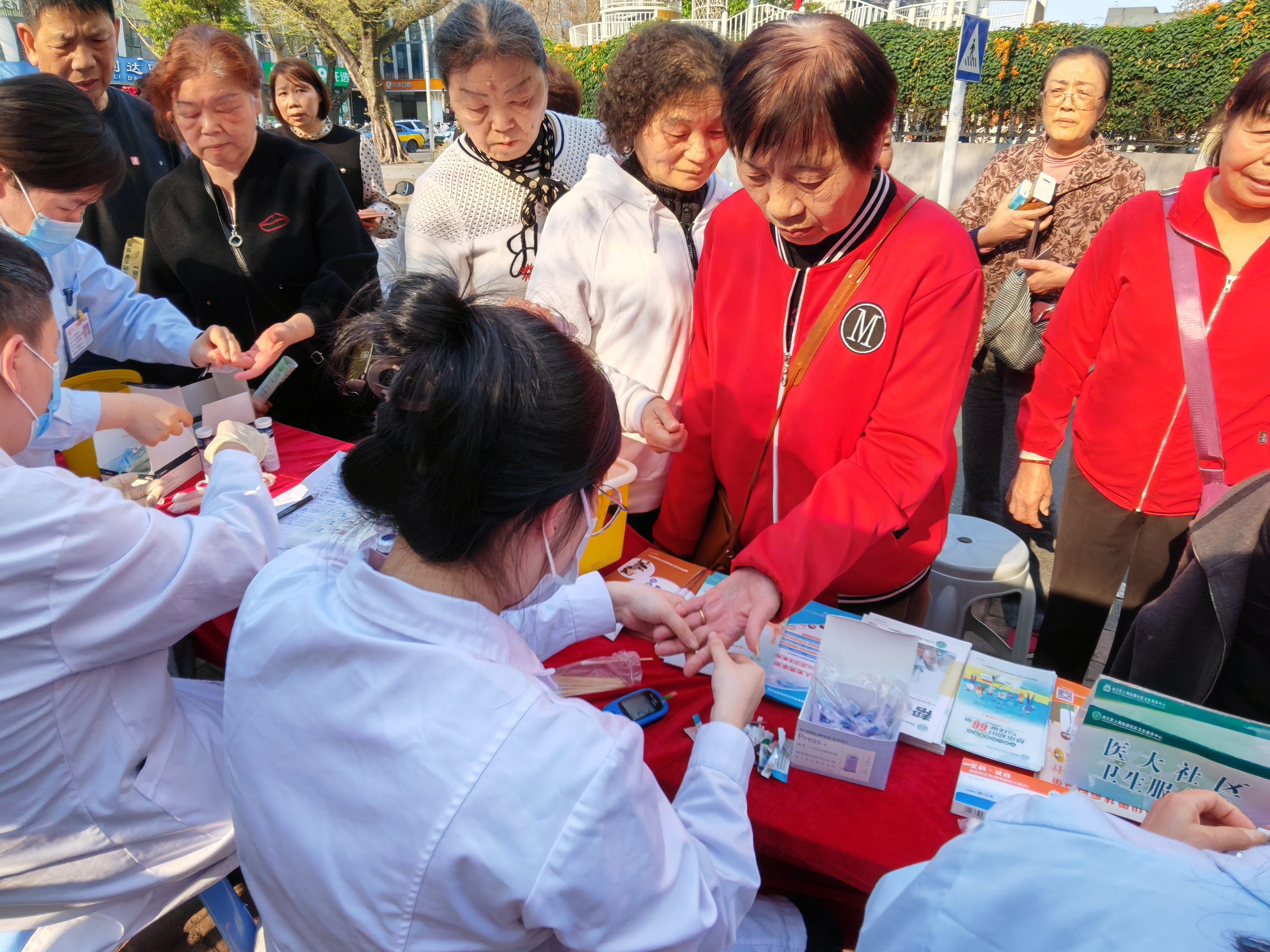 3.18爱肝日传承雷锋精神践行医者初心促进肝健康