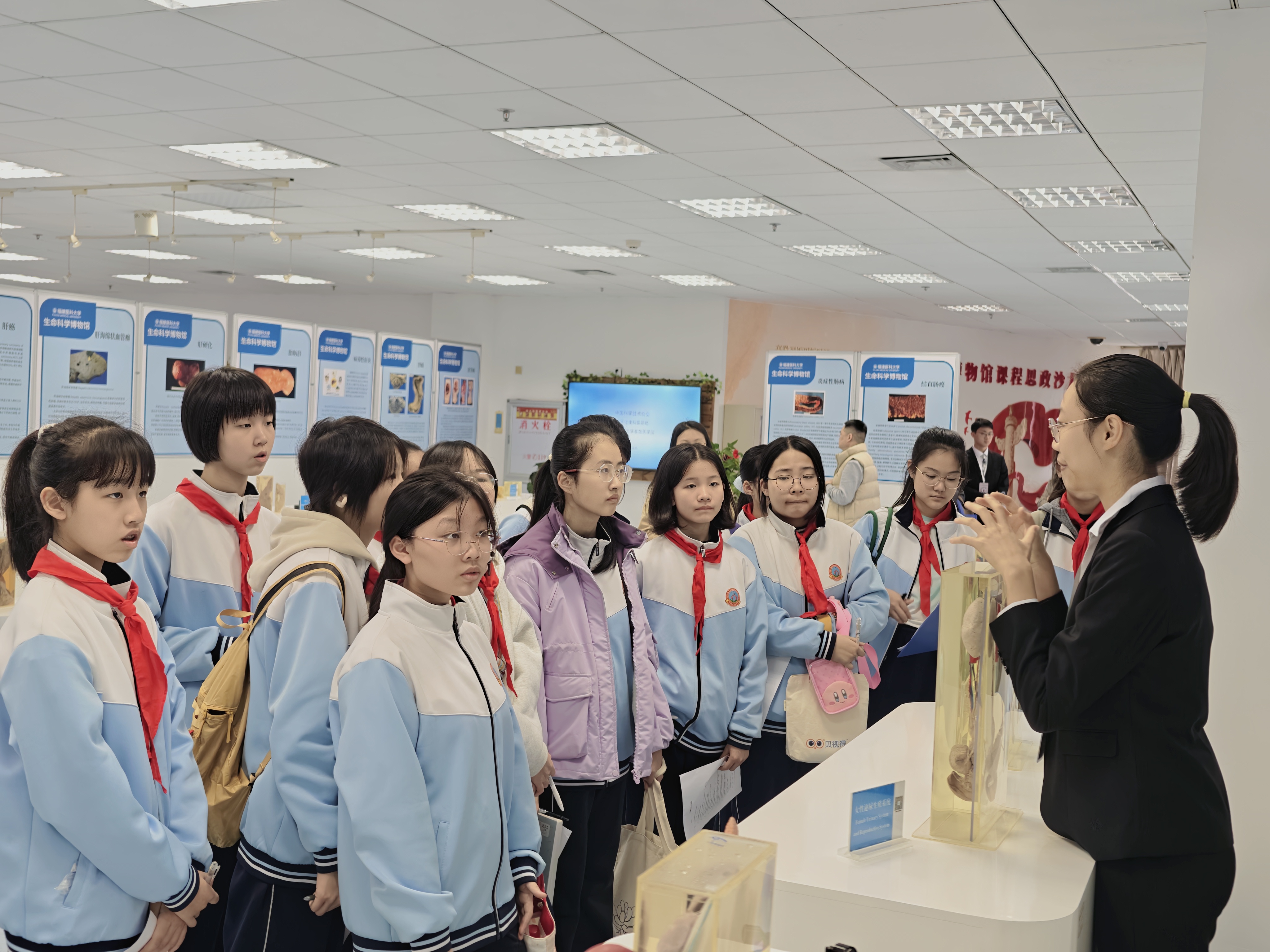 探生命真谛铸科学信仰——福医附一医院教育处学院办党支部与闽江学院附属中学师生联合开展主题党日活动