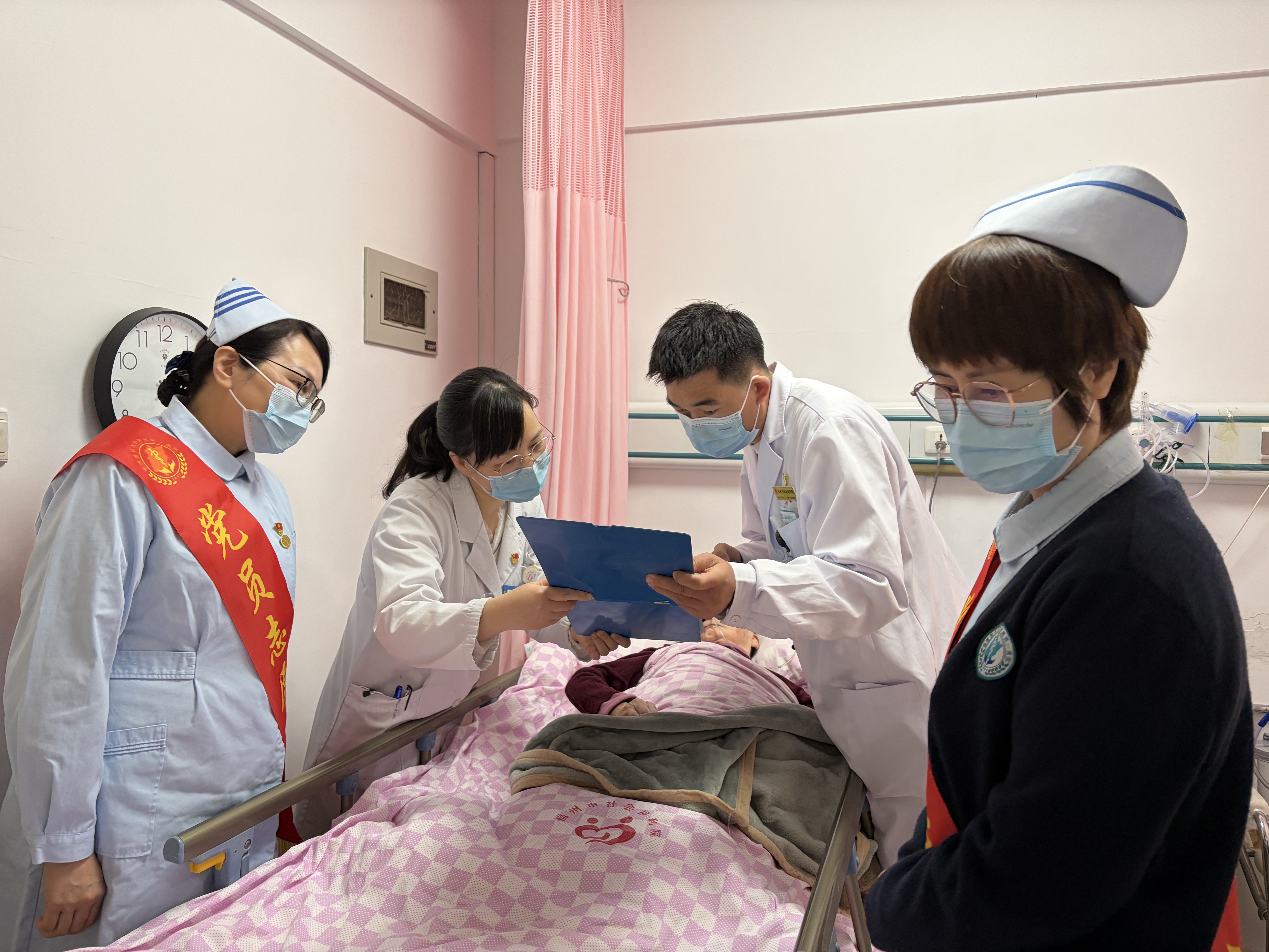 传承雷锋精神 践行医者初心 党旗领航健康 ——福医附一医院多支部赴福州市社会福利院开展雷锋月党员志愿服务活动