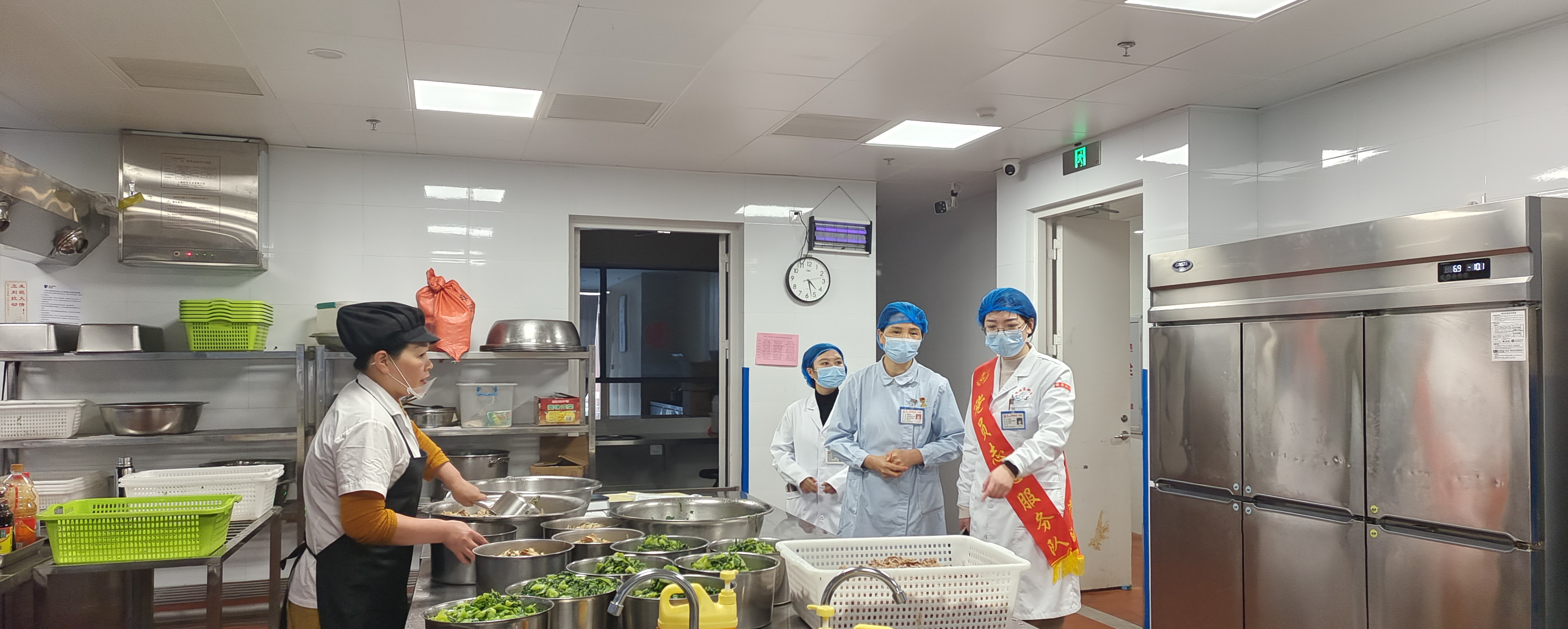 传承雷锋精神 践行医者初心 党旗领航健康 ——福医附一医院多支部赴福州市社会福利院开展雷锋月党员志愿服务活动