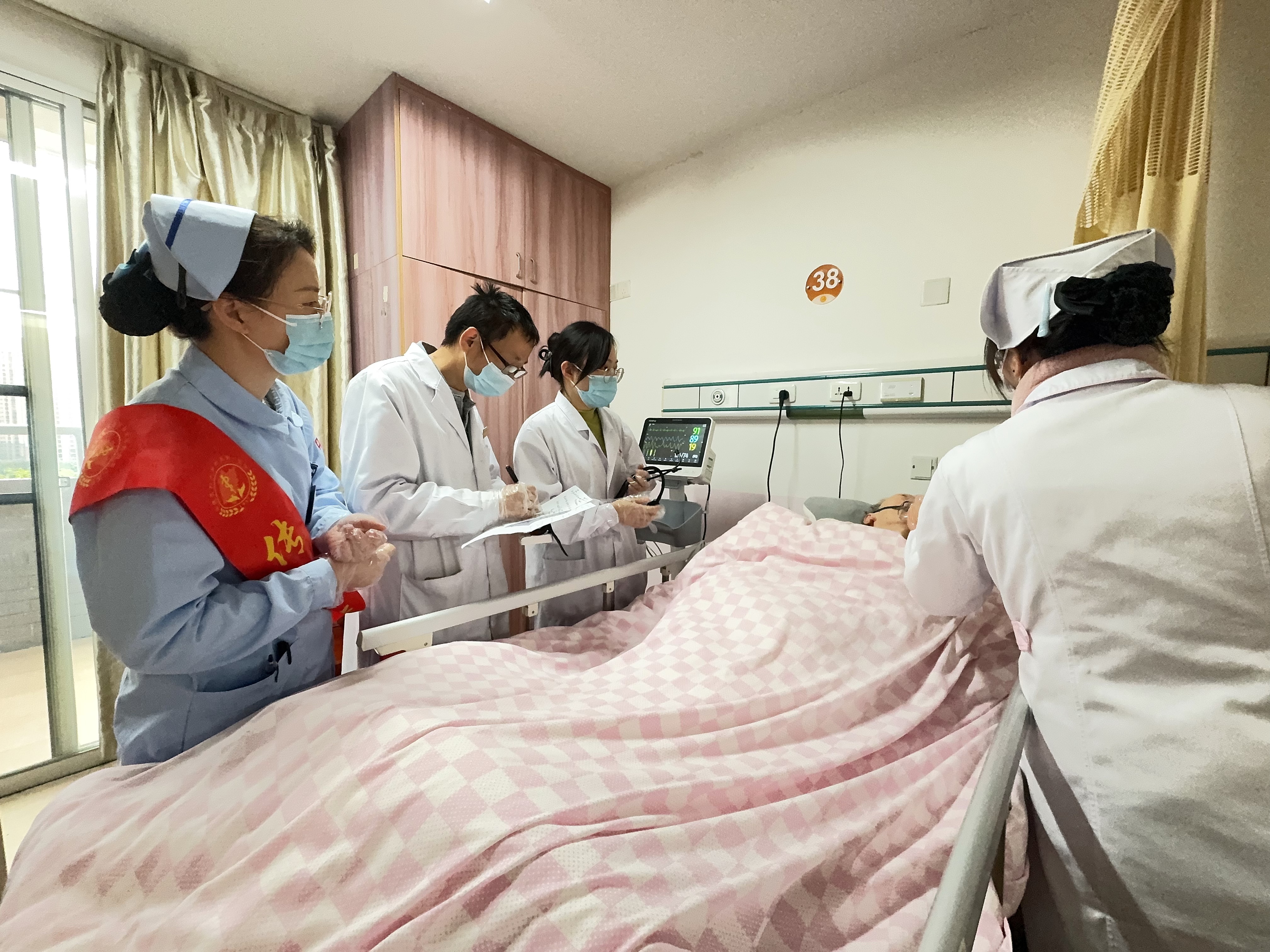 传承雷锋精神 践行医者初心 党旗领航健康 ——福医附一医院多支部赴福州市社会福利院开展雷锋月党员志愿服务活动