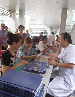 汇聚中国梦  呵护眼健康--我院成功举办“爱眼日”义诊