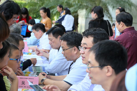 我院开展2014年“世界卒中日”义诊活动