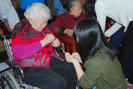 阳光青春志愿心  夕阳温馨护养情--福建医大附一护养中心“爱心加油站”活动纪实