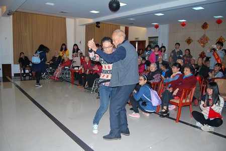 阳光青春志愿心  夕阳温馨护养情--福建医大附一护养中心“爱心加油站”活动纪实