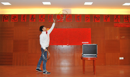 阳光青春志愿心  夕阳温馨护养情--福建医大附一护养中心“爱心加油站”活动纪实