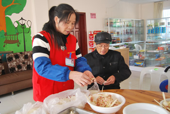 护养中心开展冬至日“包饺子”活动