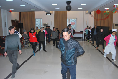 福建医大附一护养中心“七彩生活”--学习太极拳