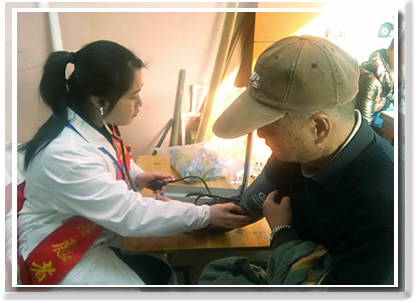 隆冬学子喜入雁塔   迎春送暖关爱老人