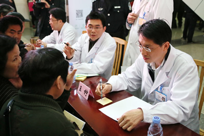 我院举办2015年世界帕金森病日大型义诊活动——神经内外科联合诊治，推出帕金森病精准治疗新模式