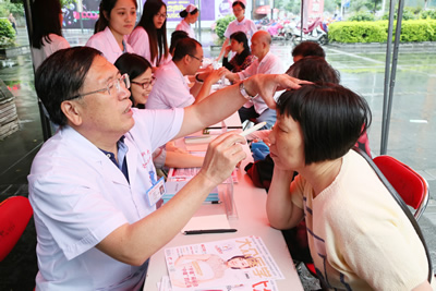 告别沙眼盲  关注眼健康——我院开展2015年“爱眼日”义诊活动