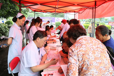 告别沙眼盲  关注眼健康——我院开展2015年“爱眼日”义诊活动