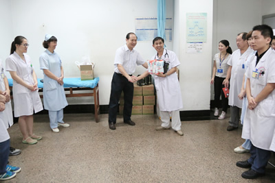 职工战酷暑  领导送清凉