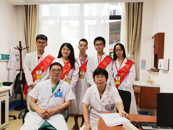 “联合”关爱在  医院志愿行——大学生创新性实验团队附一医院暑期志愿服务活动报道