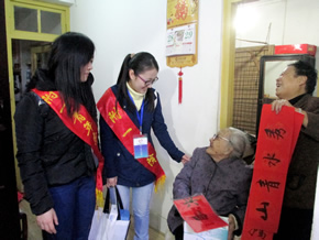 送春联贺岁新春 访老人传递温情--第一临床医学院2011级志愿者新春慰问社区百岁老人