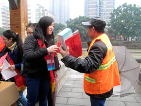 送春联贺岁新春 访老人传递温情--第一临床医学院2011级志愿者新春慰问社区百岁老人
