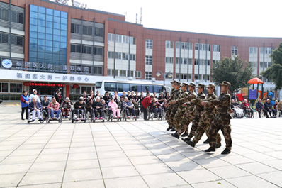 福建医大附一护养中心爱心活动——武警与青年显身手 老年春风乐融融