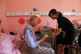 福建医大附一护养中心爱心活动——武警与青年显身手 老年春风乐融融