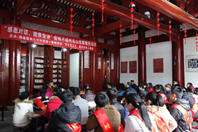 青春雷锋月 爱心助盲行——院团委开展“感恩对话，健康宣讲”关爱盲人志愿者活动