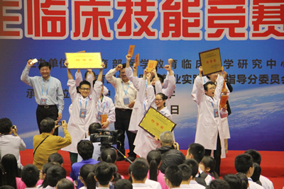 第七届全国高等医学院校大学生临床技能竞赛总决赛第一临床医学院代表福建医科大学参赛以全国第一名佳绩荣获特等奖