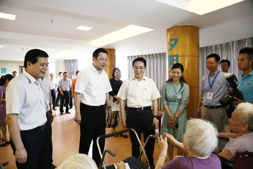 福建省常委、福州市委书记杨岳莅临福建医大附一护养中心视察医养结合工作