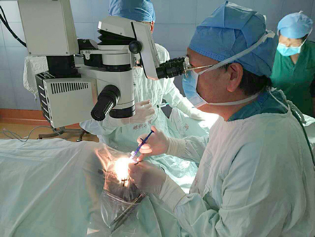 福建医科大学附属第一医院在国内同步领先开展白内障微切口超声乳化联合全视程三焦点人工晶体植入术