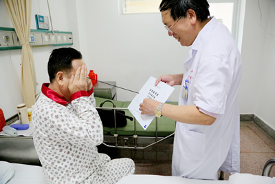 福建医科大学附属第一医院在国内同步领先开展白内障微切口超声乳化联合全视程三焦点人工晶体植入术