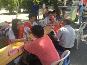 深入践行“两学一做”  激扬青春献礼党的生日——院团委组织青年党、团员开展西湖公园义诊活动