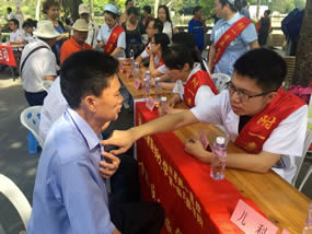 深入践行“两学一做”  激扬青春献礼党的生日——院团委组织青年党、团员开展西湖公园义诊活动