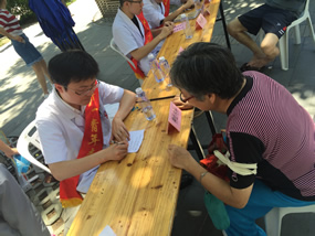 深入践行“两学一做”  激扬青春献礼党的生日——院团委组织青年党、团员开展西湖公园义诊活动