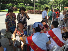 深入践行“两学一做”  激扬青春献礼党的生日——院团委组织青年党、团员开展西湖公园义诊活动