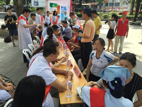 深入践行“两学一做”  激扬青春献礼党的生日——院团委组织青年党、团员开展西湖公园义诊活动