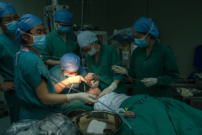 【媒体看附一】－－4岁男娃吞下螺丝钉  卡在气管命悬一线　附一医院专家妙手摘除