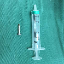 【媒体看附一】－－4岁男娃吞下螺丝钉  卡在气管命悬一线　附一医院专家妙手摘除