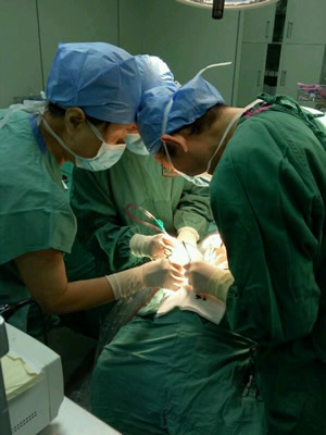 一声枪响弹簧扎入面中  两科协作异物取离眶鼻