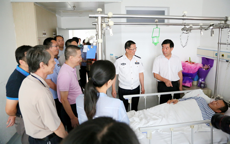 福州市委常委、政法委书记高明一行到我院慰问抢险救灾中受伤的一线民警林秋俤