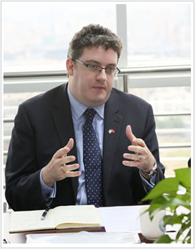 英国驻广州总领事馆及盖茨黑德伊丽莎白王后健康NHS基金会参访团一行到我院洽谈国际合作项目