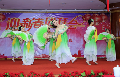 把酒当歌歌盛世  闻鸡起舞舞新春--我院举办2017年新春团拜会