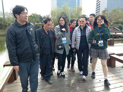 健康咨询在线 花海同游赏春——福医学子开展助盲志愿服务活动