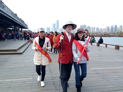 健康咨询在线 花海同游赏春——福医学子开展助盲志愿服务活动