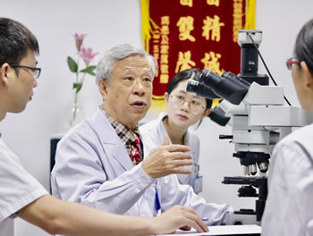 大医精诚 德技双馨--记“中国病理事业突出贡献专家”称号获得者杨代兴、翁景萱教授