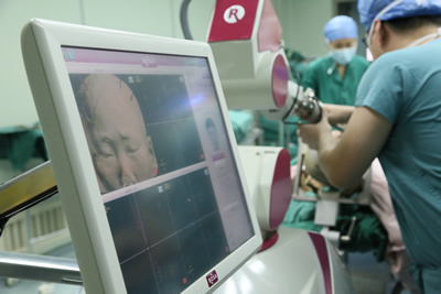 福建首台、全国第六台ROSA机器人落户附一医院，已成功连续开展手术