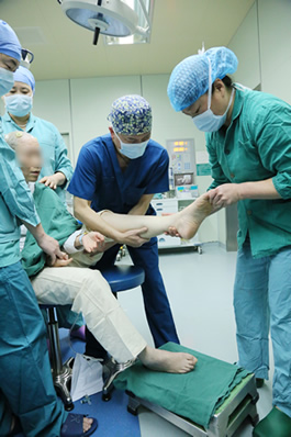 福建首台、全国第六台ROSA机器人落户附一医院，已成功连续开展手术