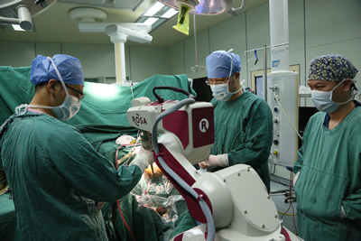 福建首台、全国第六台ROSA机器人落户附一医院，已成功连续开展手术