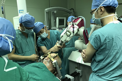 福建首台、全国第六台ROSA机器人落户附一医院，已成功连续开展手术