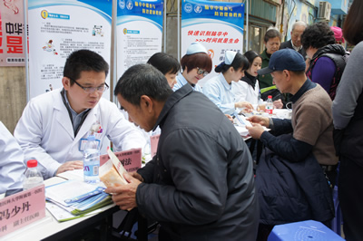 义诊先行强宣传 高危筛查广惠民——我院开展脑卒中高危人群筛查宣传义诊活动