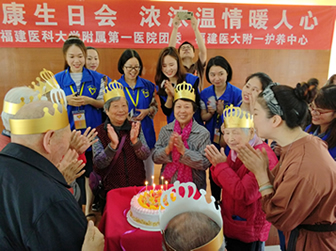 院团委组织青年文明号集体到护养中心开展敬老活动