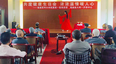 院团委组织青年文明号集体到护养中心开展敬老活动